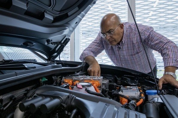 "El desarrollo en el motor de combustión, se acabó": el coche eléctrico está enterrando su investigación